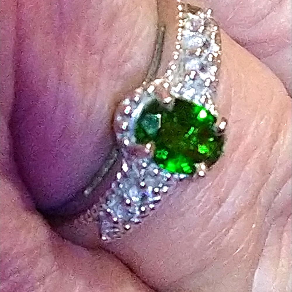 CHROME DIOPSIDE AND WHITE TOPAZ iN A STERLING SILVER RING. SIZE-9.